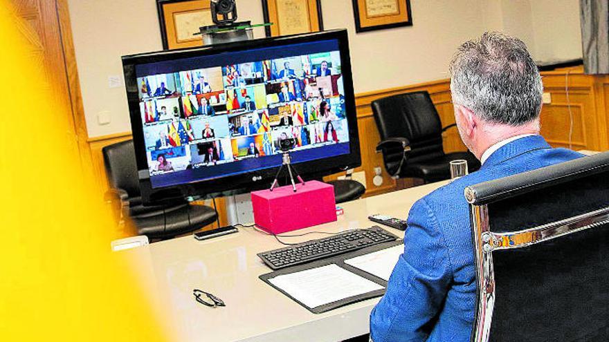 Ángel Víctor Torres, en la videoconferencia con los presidentes autonómicos y Pedro Sánchez el domingo.