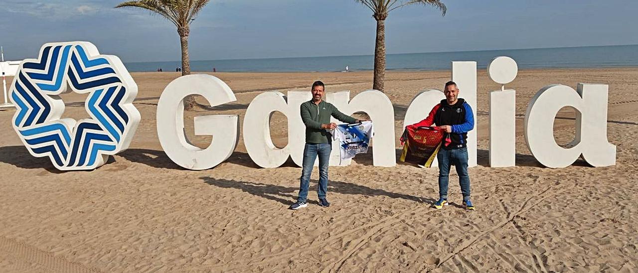 David Martí y Ximo Borràs posan con las camisas de dos de los clubes de la ciudad. | LEVANTE-EMV