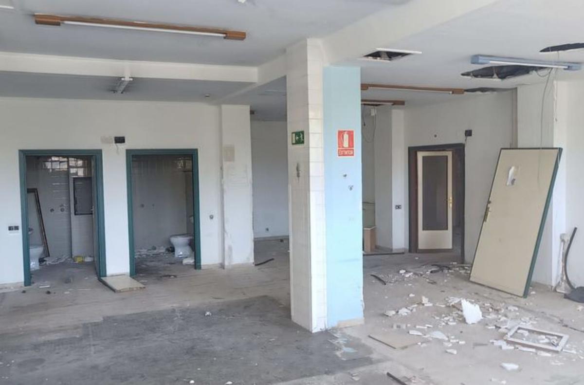 Los cacos saquean el viejo hospital de Murias tras casi una década de abandono