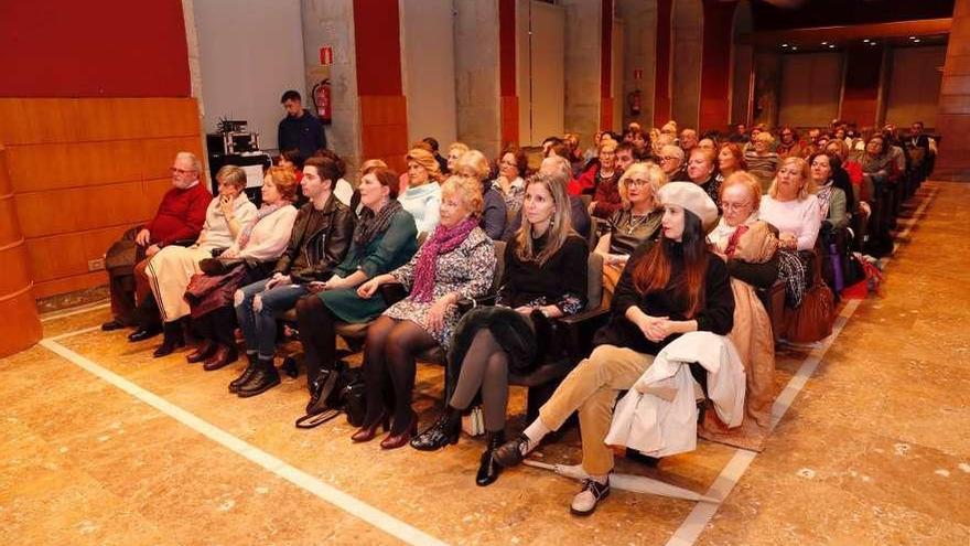 La concejala Isaura Abelairas (tercera dcha.), entre el público que asistió ayer al Club FARO. // J. Lores