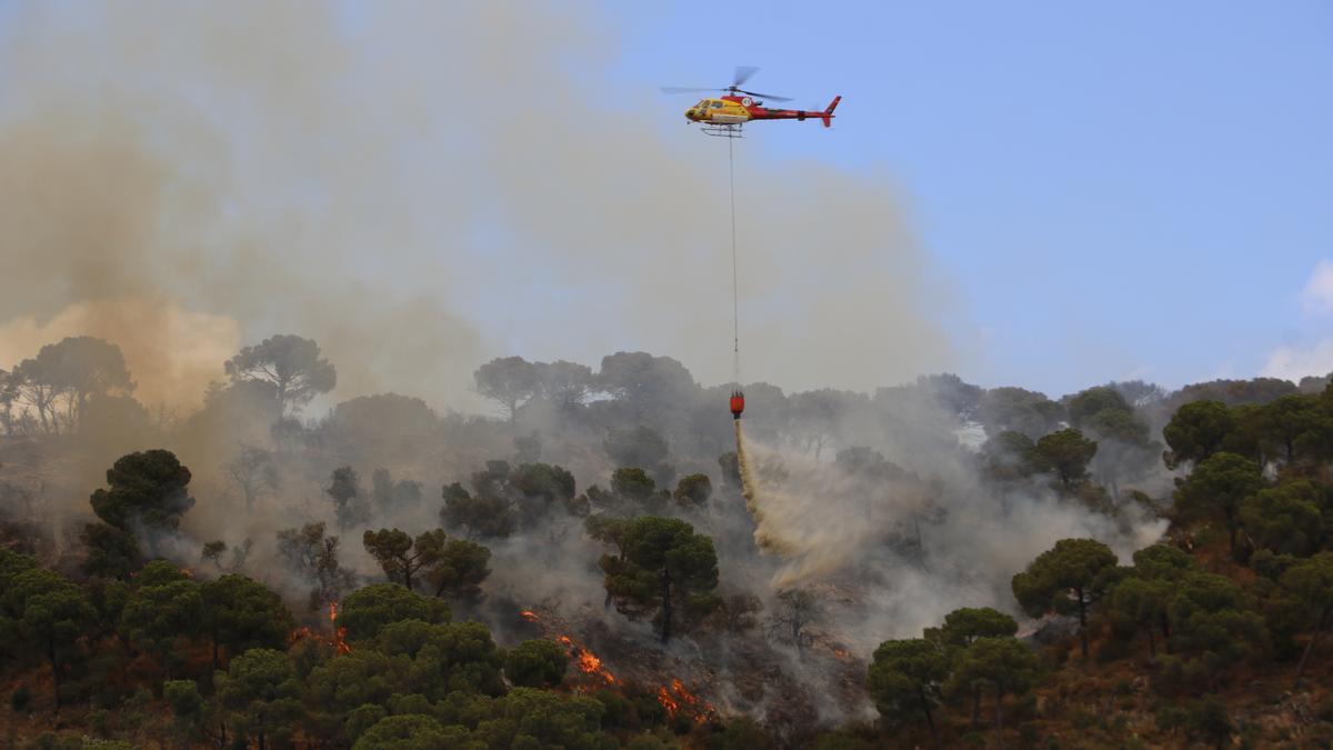 Un helicòpter llançant aigua a l&#039;incendi de Castell d&#039;Aro