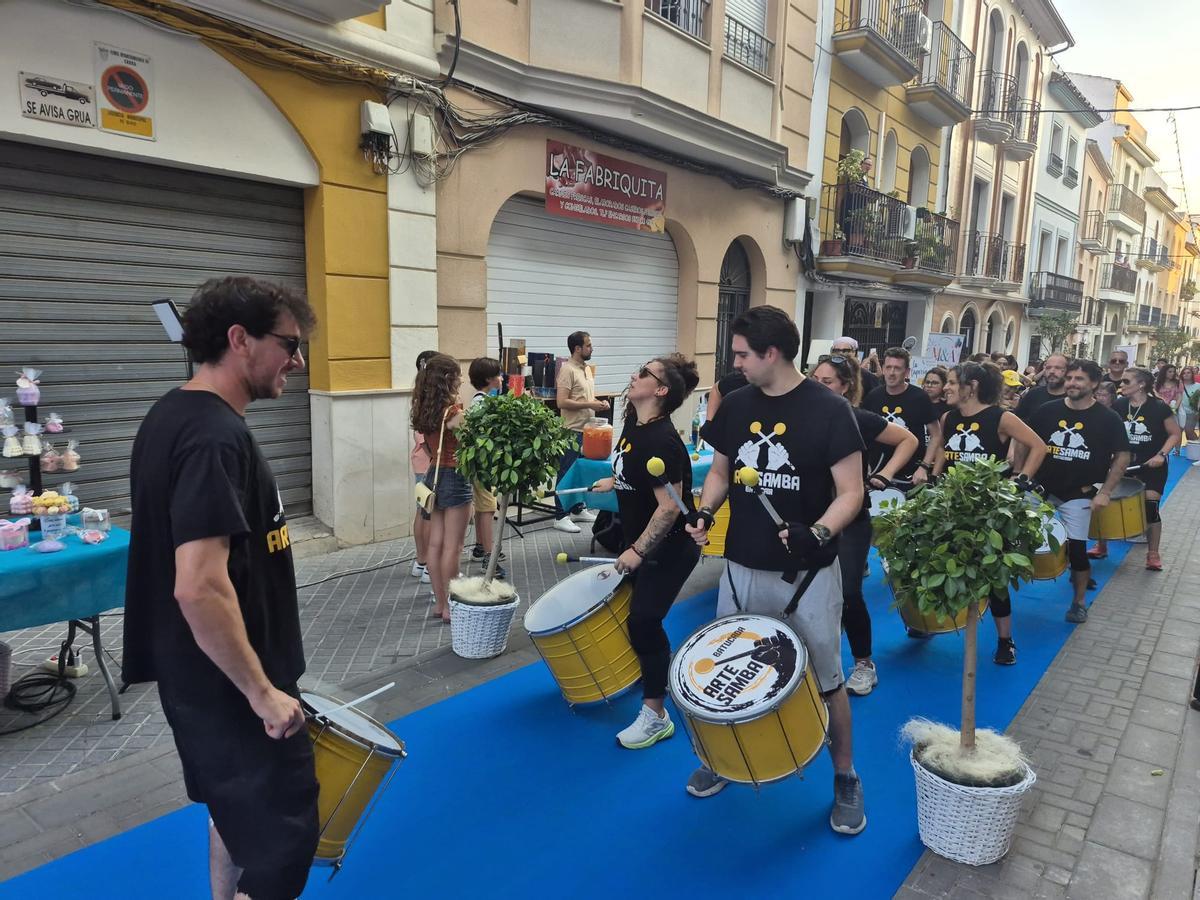 Batucada para ambientar la iniciativa juvenil en Cabra.