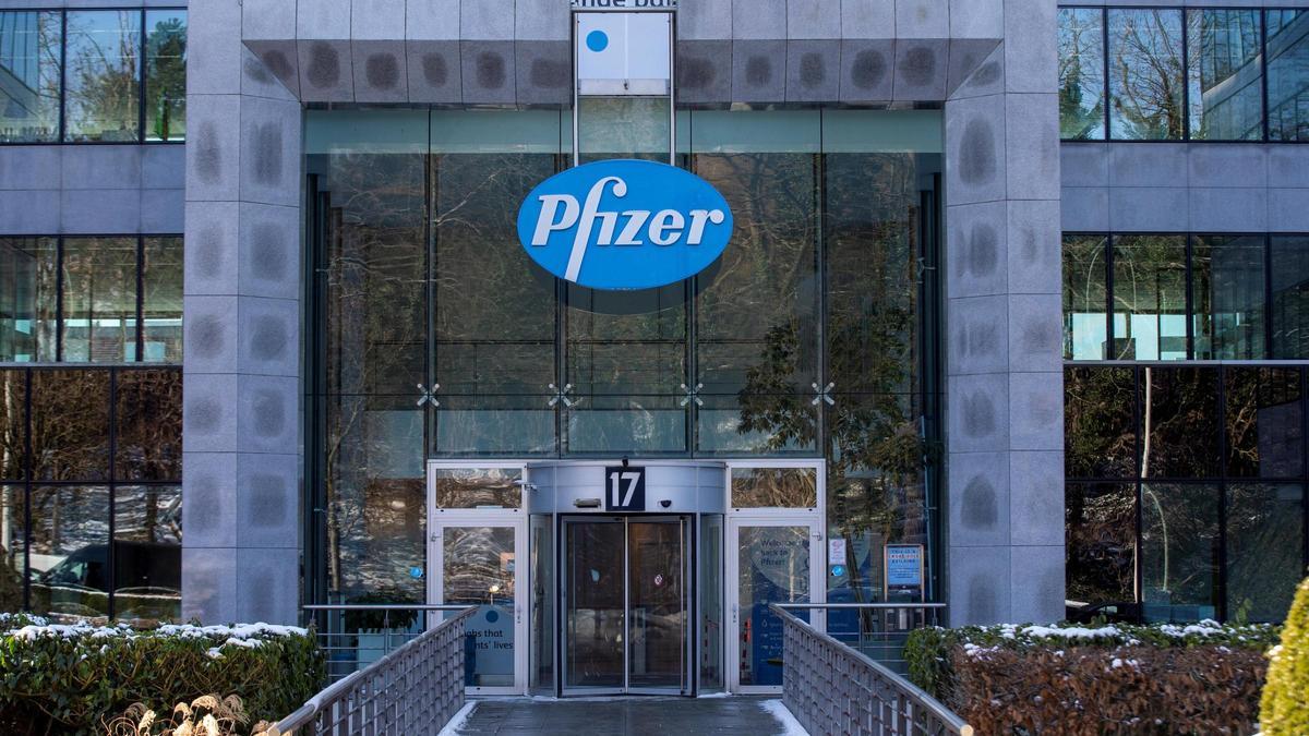 Entrada principal de la sede de la farmacéutica norteamericana Pfizer en Bruselas.