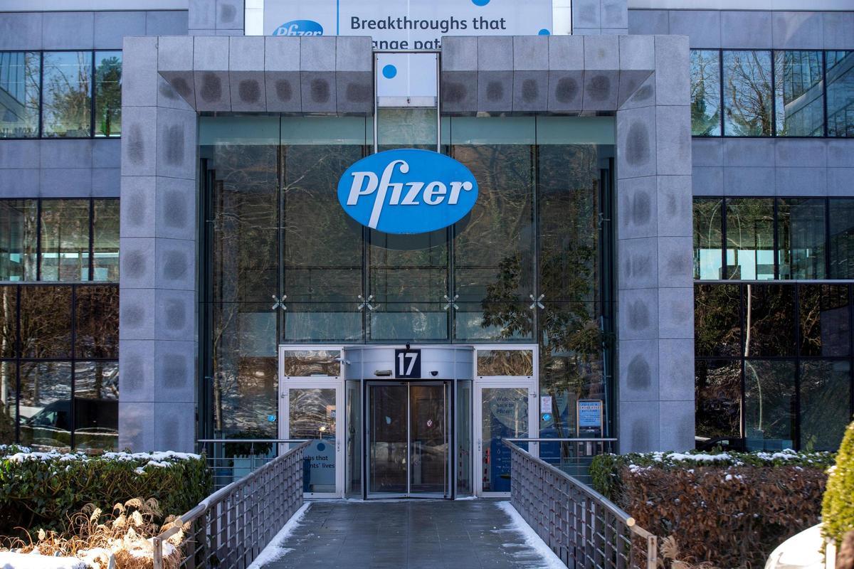 Entrada principal de la sede de la farmacéutica norteamericana Pfizer en Bruselas.