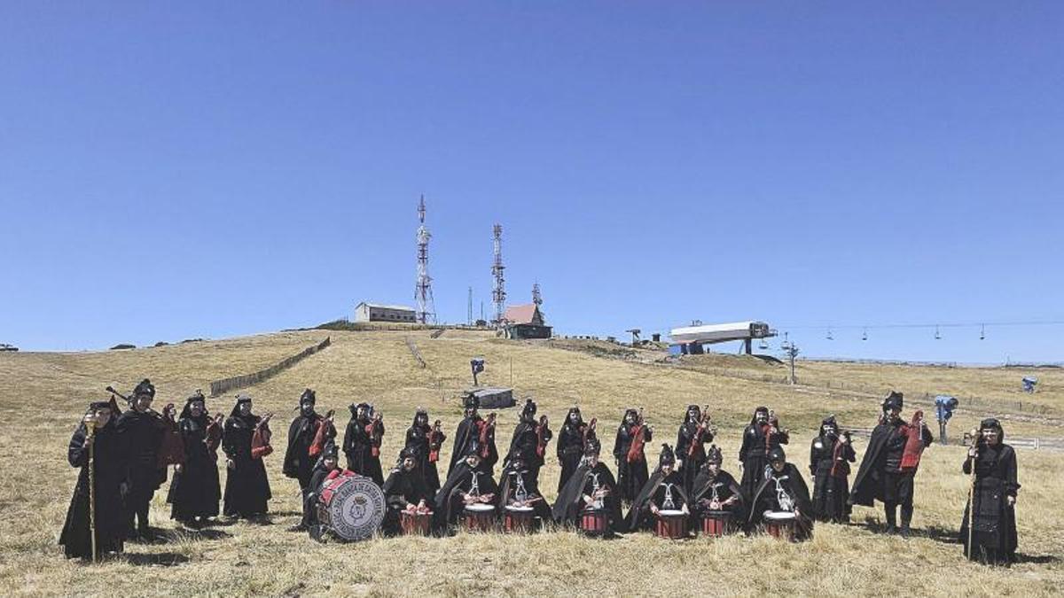 Uno de los grupos participantes en lo alto de Manzaneda