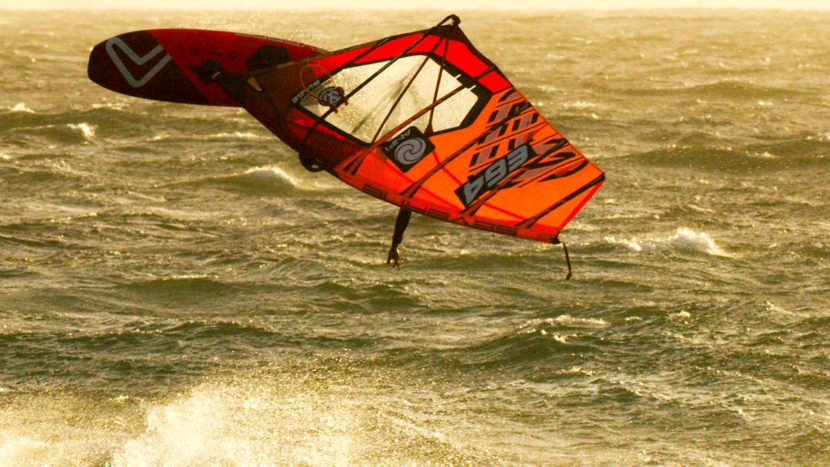 Daida volando sobre las olas.