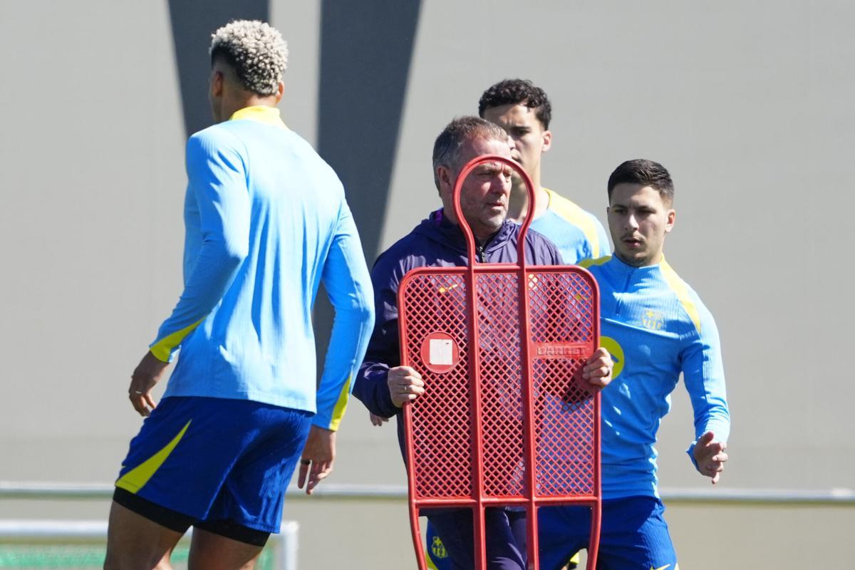 Hansi Flick, durante el entrenamiento del Barça previo al duelo frente al Newcastle.