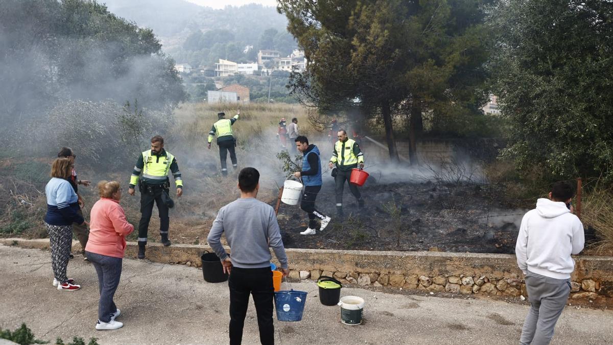 La extinción del incendio, en imágenes
