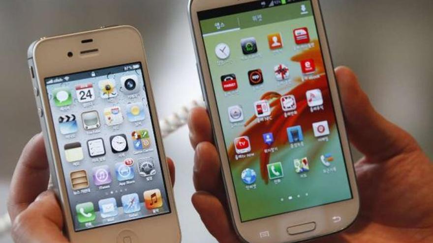 Modelos del Iphone 4S (izquierda) y del Samsung Galaxy SIII. / reuters