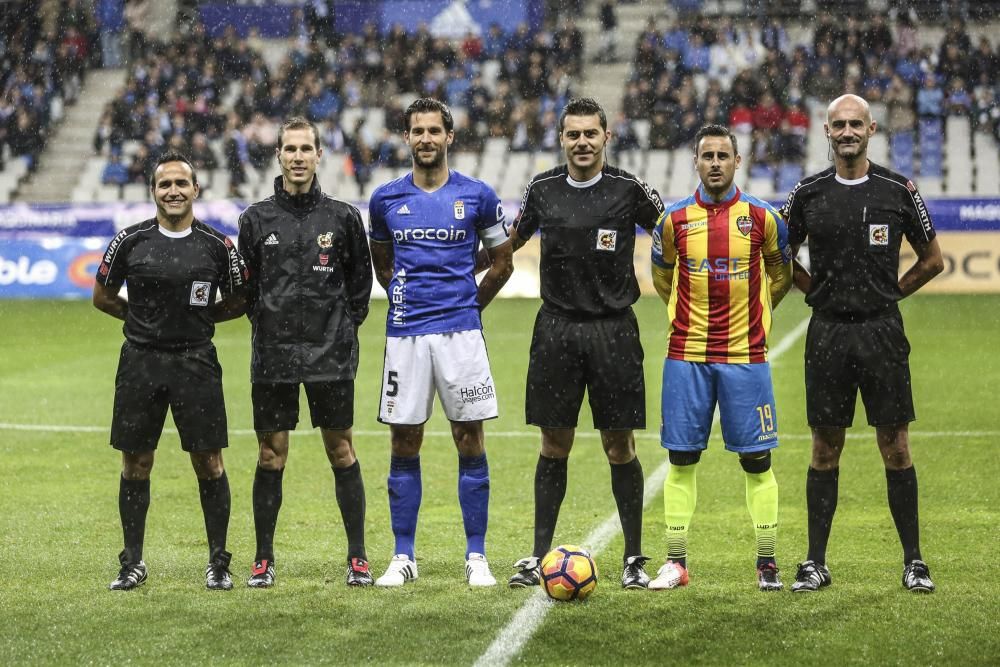 El partido entre el Real Oviedo y el Levante, en imágenes