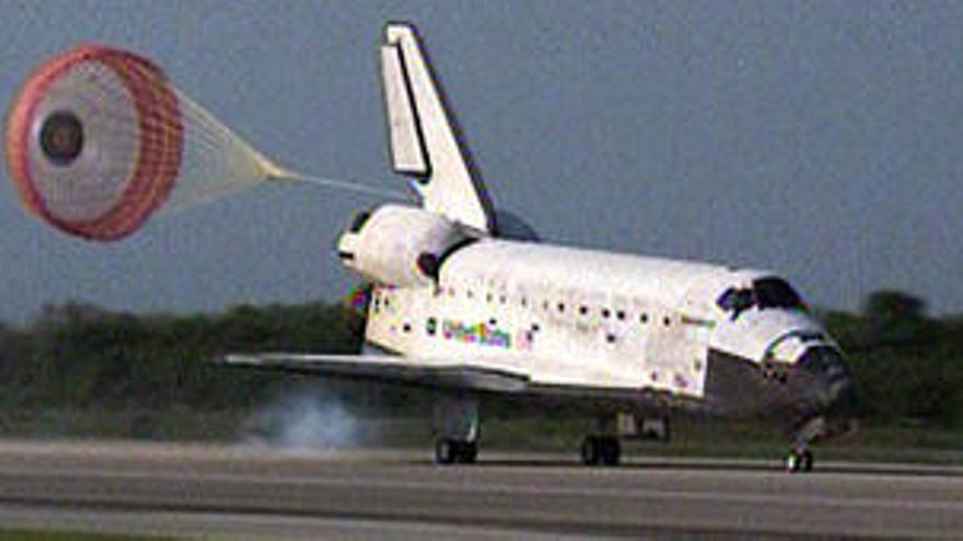 El transbordador espacial de la NASA aterriza en Cabo Cañaveral.
