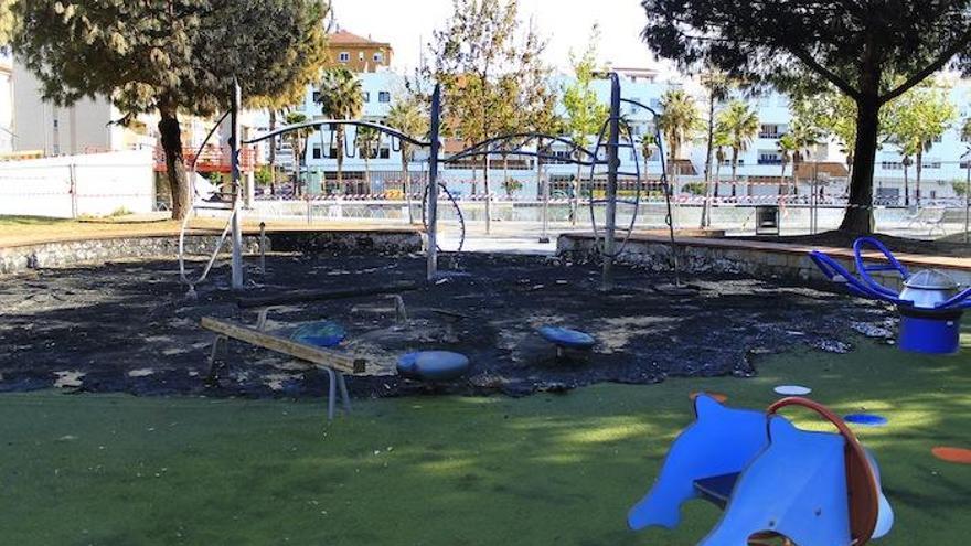 Estado que presentaba ayer la zona infantil que fue incendiada el pasado viernes en el Parque del Oeste.