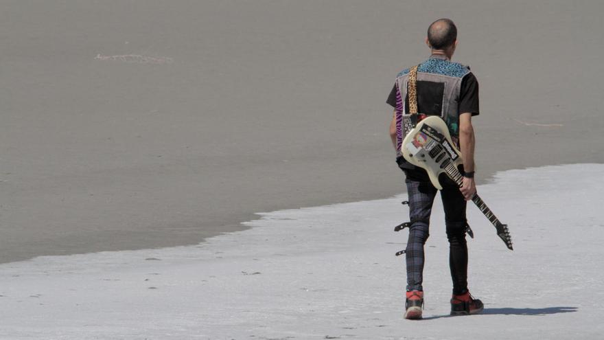 El documental sobre el músico zaragozano Manolo Kabezabolo se estrenará en los cines este viernes