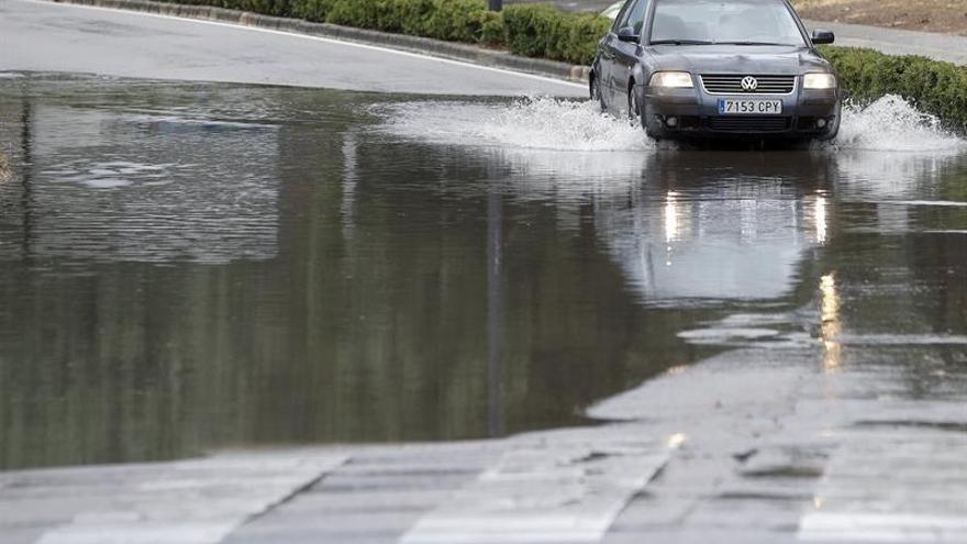 Vuelos cancelados, inundaciones y grandes retenciones en Madrid por tormenta