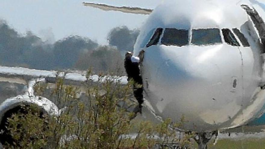 Un home va sortir de l&#039;avió segrestat per la finestra del copilot