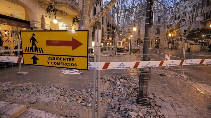 Las obras en la calle Riera y la plaza Weyler comenzaron ayer con el vallado de la zona afectada.