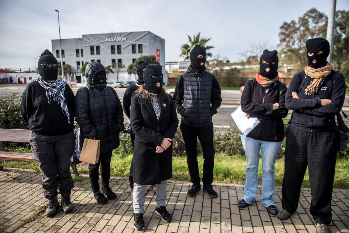 Grupo de mujeres abolicionistas protestanto frente a la Sala Pasarón en Cáceres.