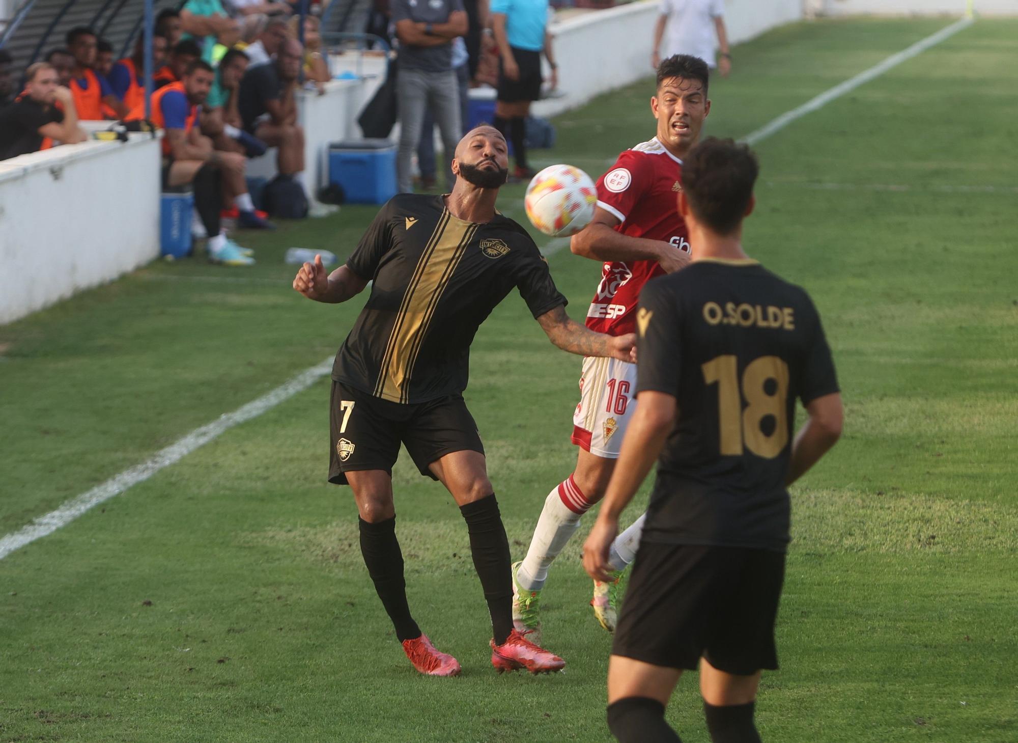 Emilio Nsue trata de controlar un balón delante de Oriol Soldevilla.