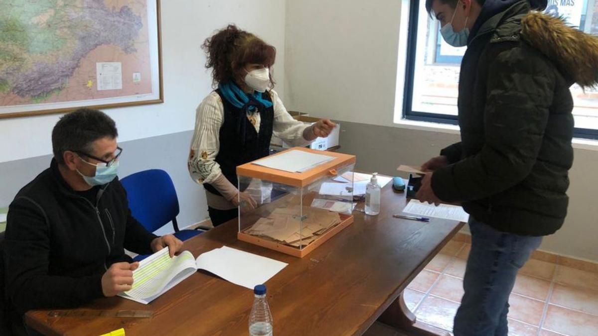 Un joven de 18 años vota en Rabanales.