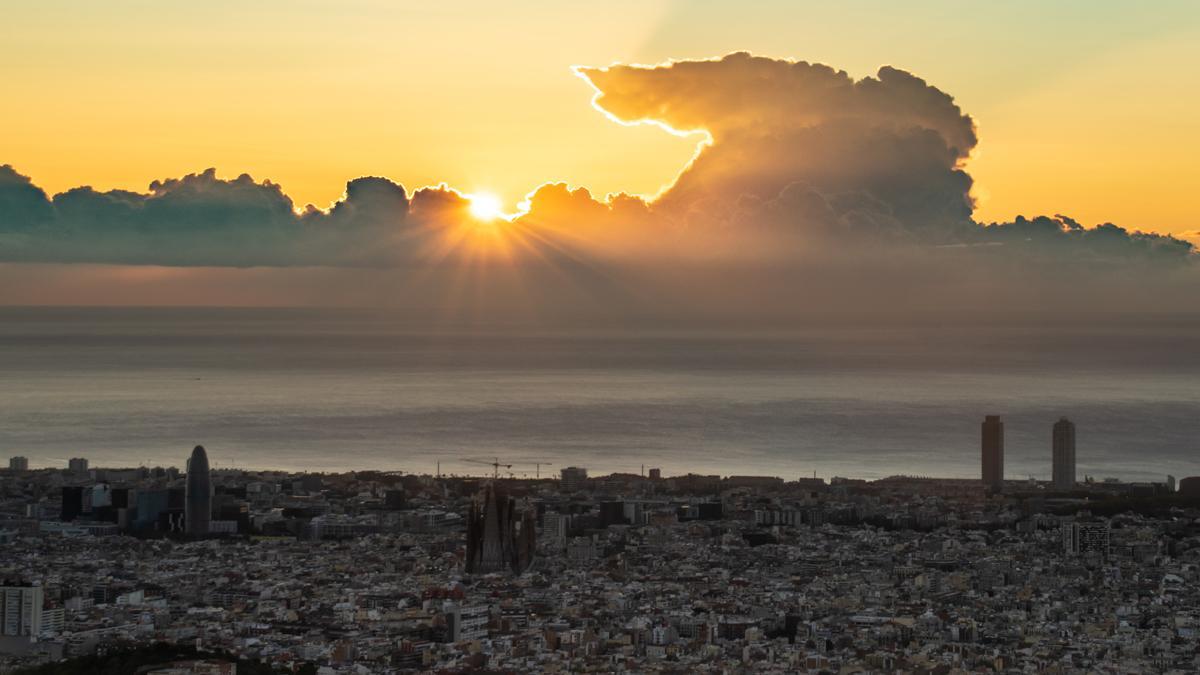 Cumulonimbus formado mar adentro frente a Barcelona
