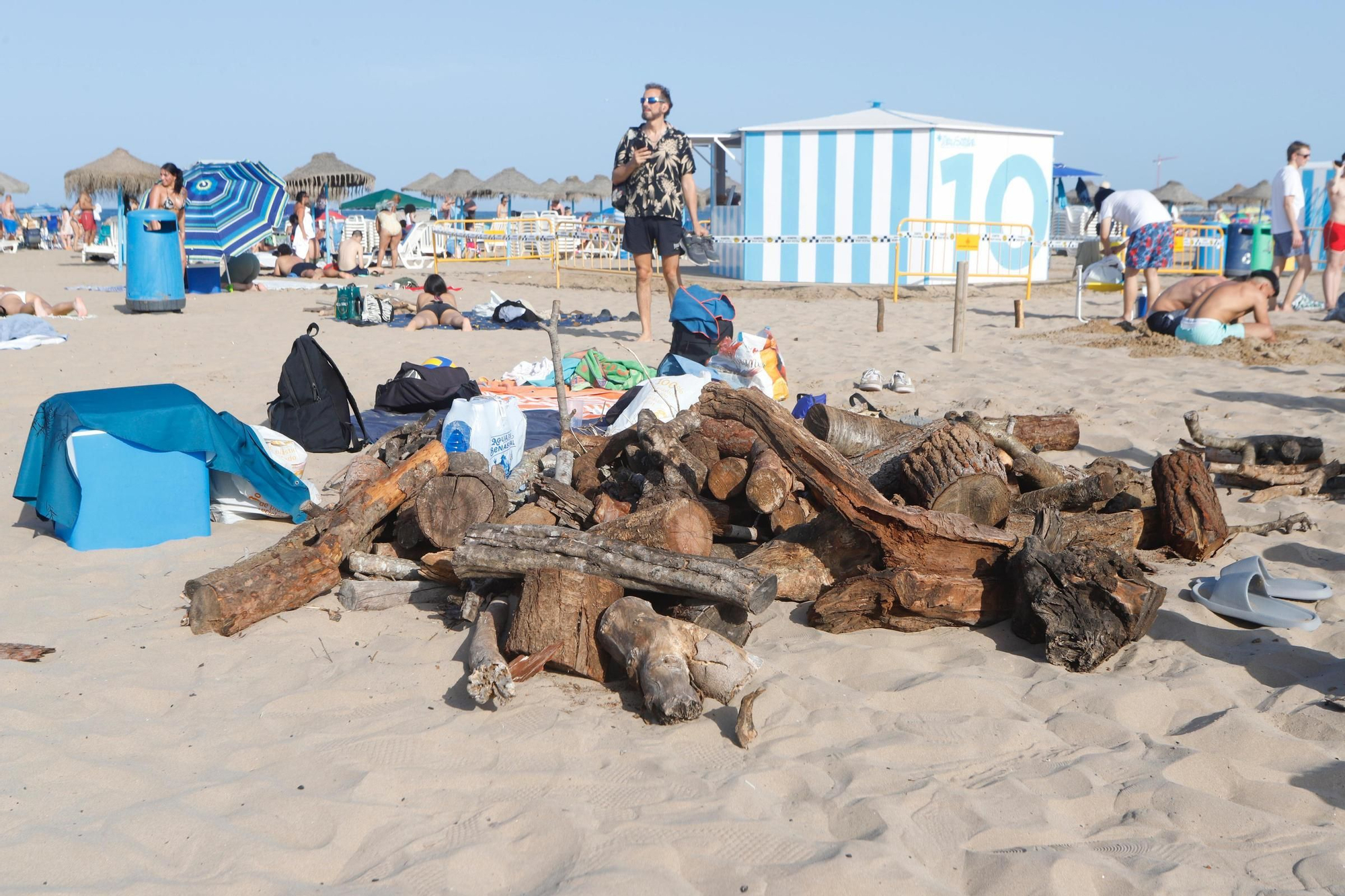 Todo listo para la noche de San Juan en las playas valencianas