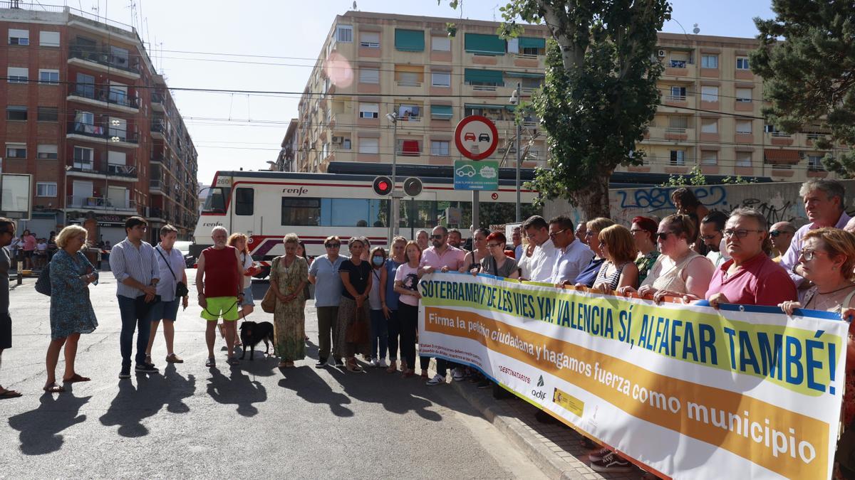 Concentración en Alfafar tras la muerte de Vicente exigiendo la eliminación del paso a nivel y de las vías.