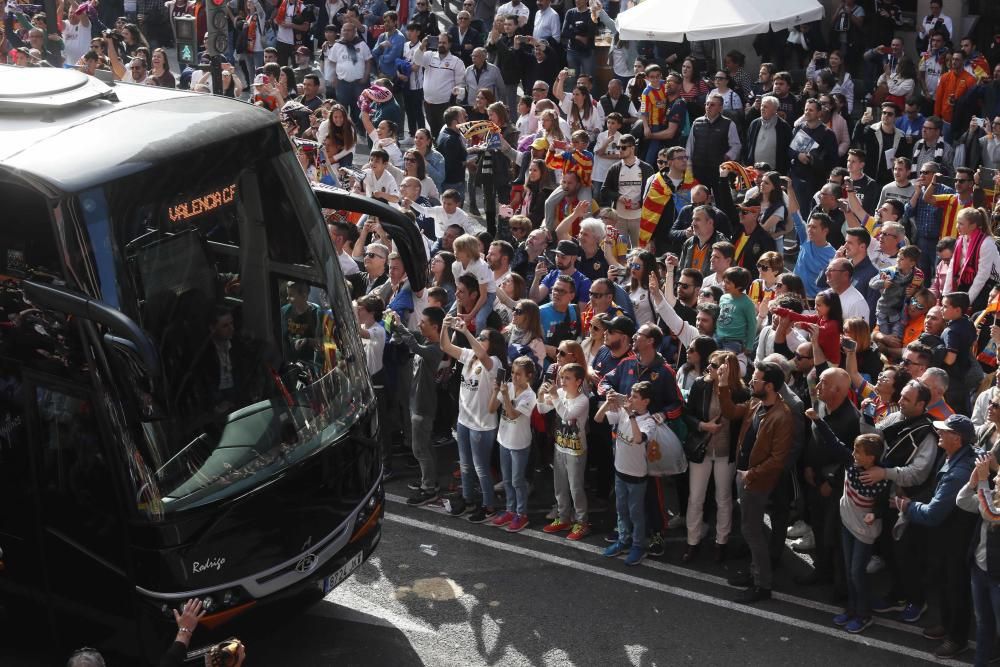 Miles de aficionados en el partido de las Leyendas del Valencia CF