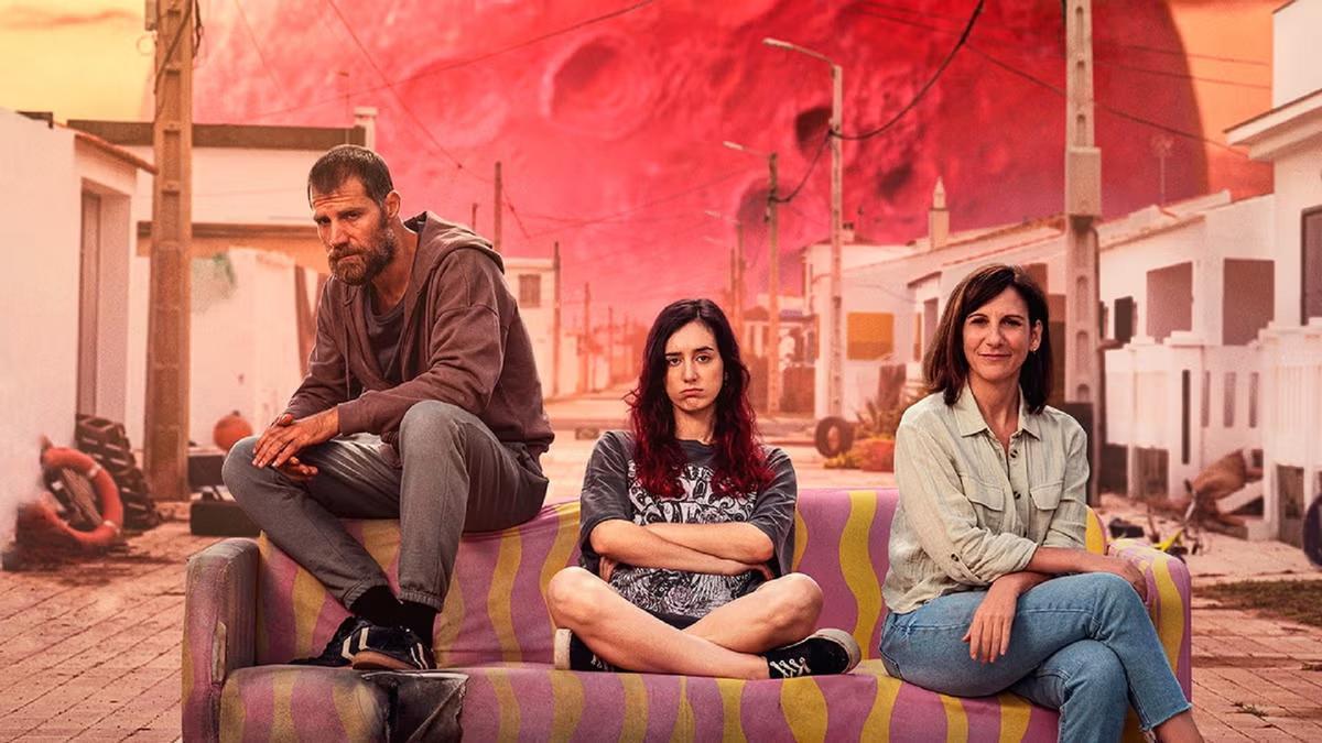 Imagen promocional del trío protagonista de la serie "En fin" de Amazon Prime.