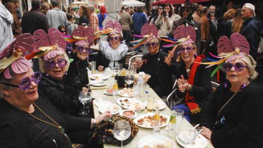 Un grupo de amigas, ayer a las puertas de El Herreño, con ganas de fiesta y enyesque. | andrés cruz