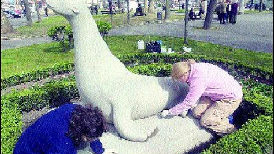 Trabajos de limpieza en la escultura de la foca, ayer, en el parque del Muelle.