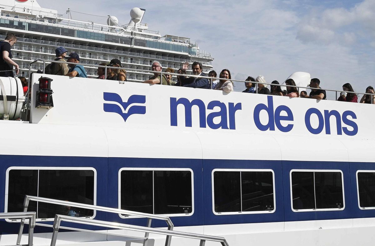 El conselleiro Diego Calvo saluda desde un barco de Mar de Ons