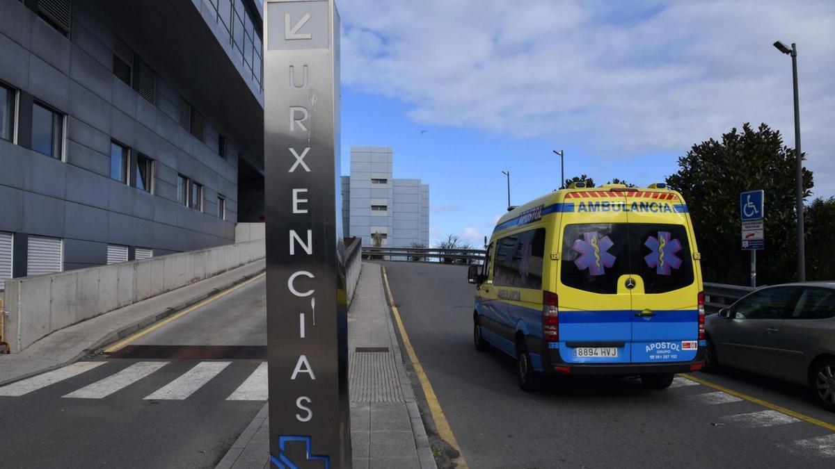na ambulancia en la rampa de acceso de las Urgencias del Hospital Universitario de A Coruña.