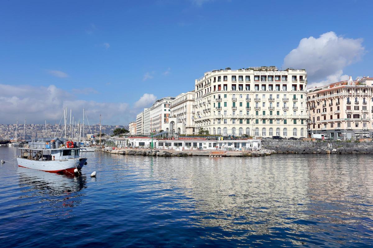 El Eurostars Hotel Excelsior de Nápoles lleva en pie desde 1908.