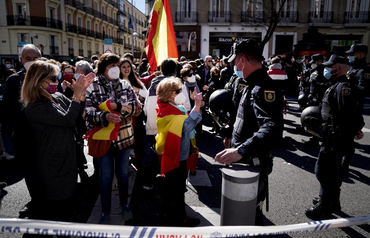 Miles de manifestantes cortan la calle Génova al grito de “Casado dimisión”