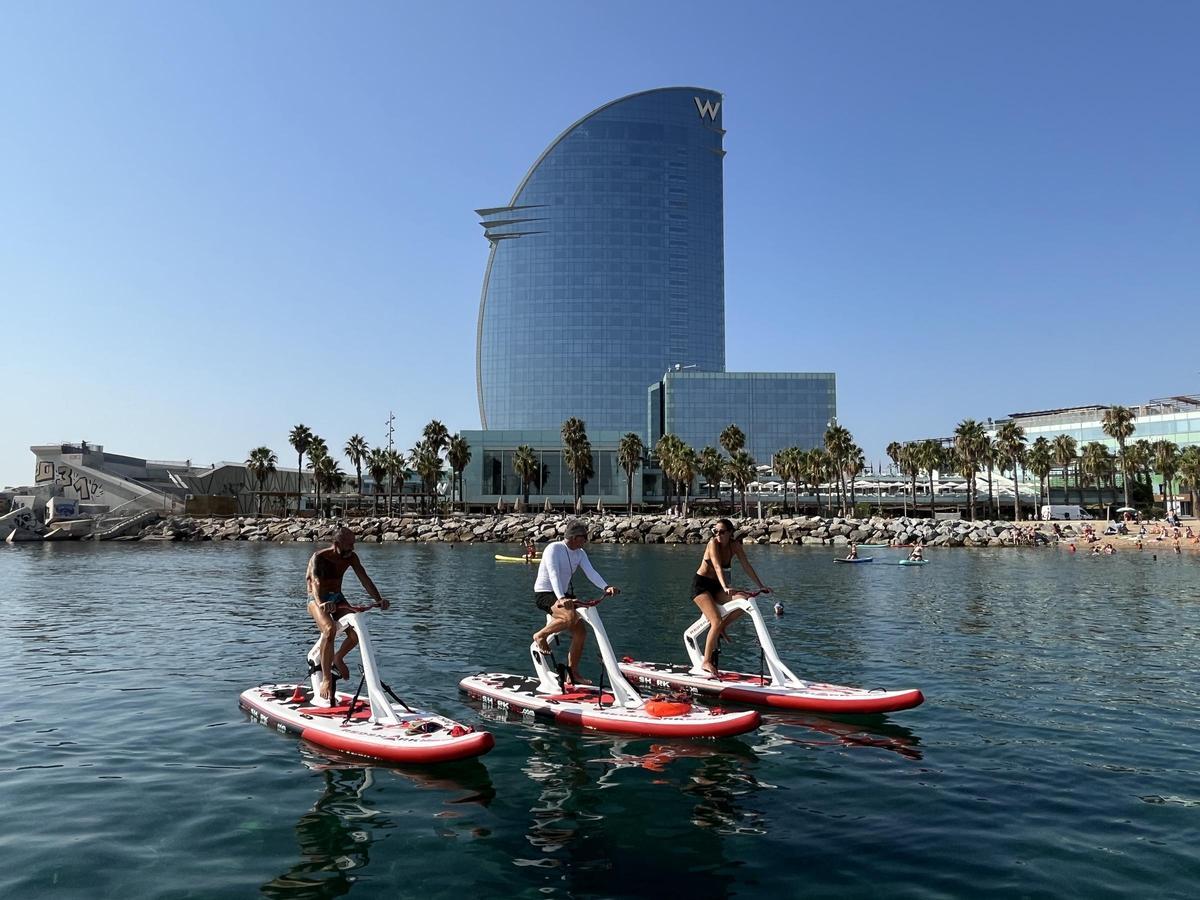 Bikesurf, las nuevas bicis acuáticas  surfean en la playa de la Barceloneta