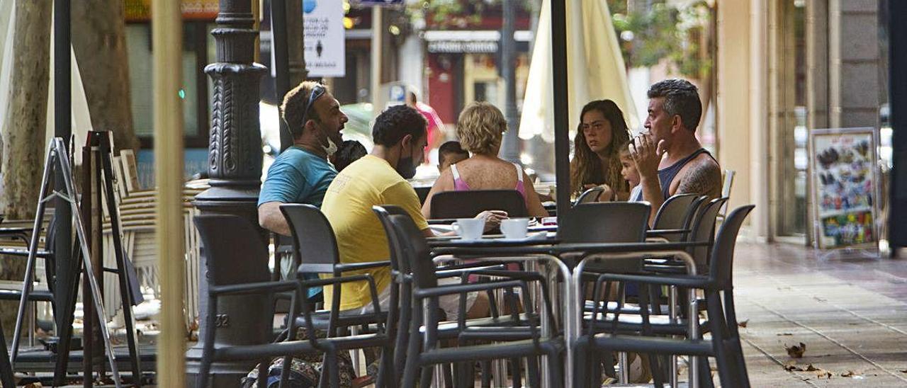 Terraza de la heladería La Ibense en la avenida de Jaume I de Xàtiva, ayer por la tarde.