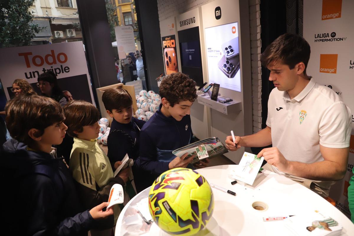 La firma de autógrafos de Iker Álvarez y Mikel Goti, en imágenes