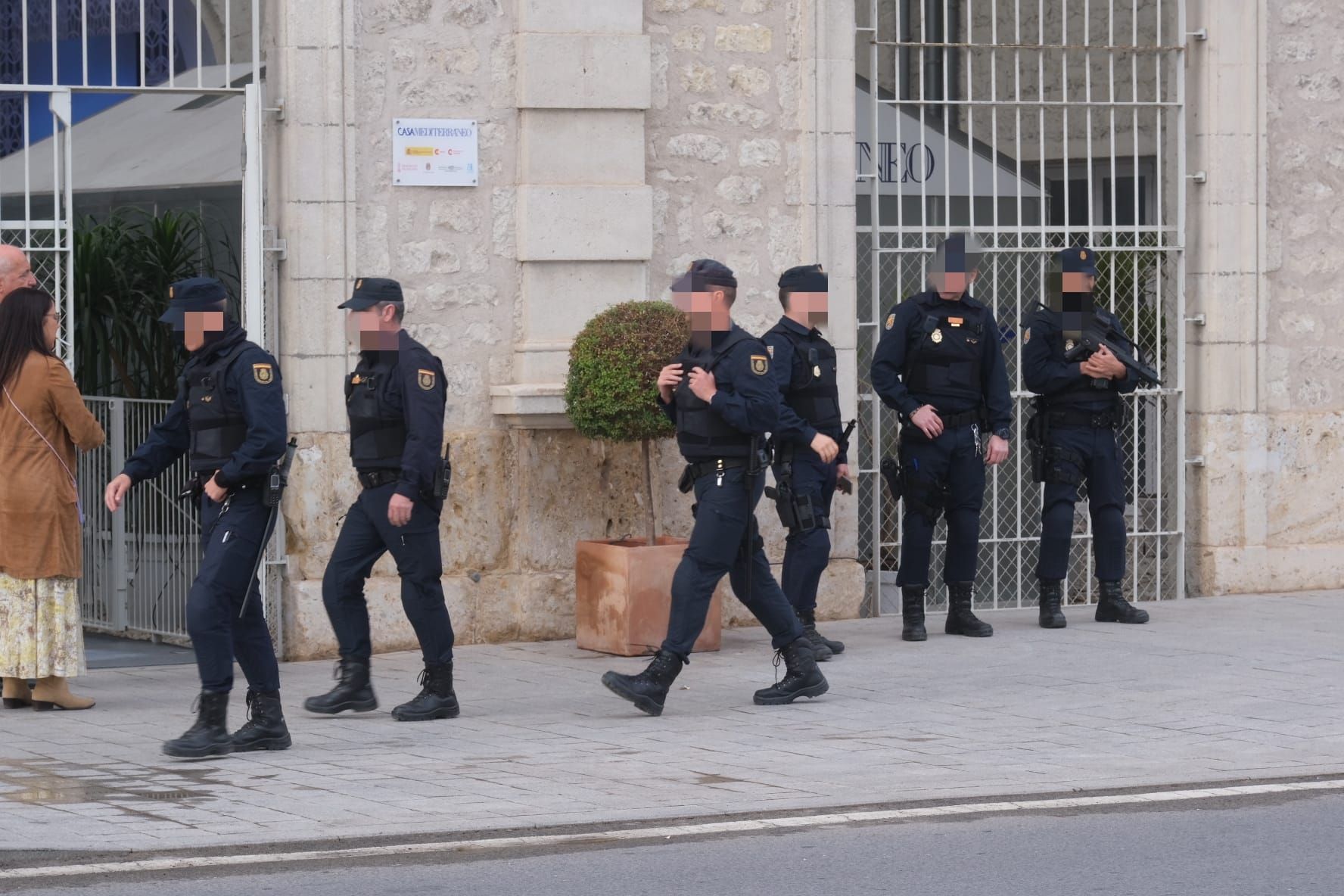 Gran presencia policial y decenas de curiosos en Casa Mediterráneo por la cumbre europea que se celebra en Alicante