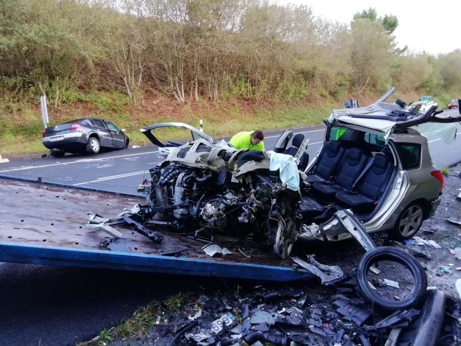 Dos heridos graves en una colisión frontal en la vía rápida de Cambados a Vilagarcía