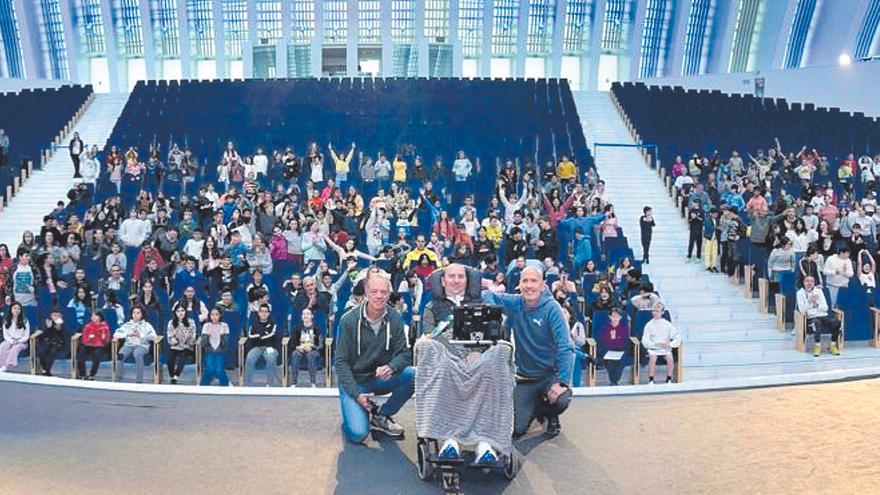 El profe con ELA que nunca se rinde da una lección ante cientos de niños en Oviedo: &quot;Sigo siendo el &#039;Capitán&#039; de este cuerpo hecho pedazos&quot;