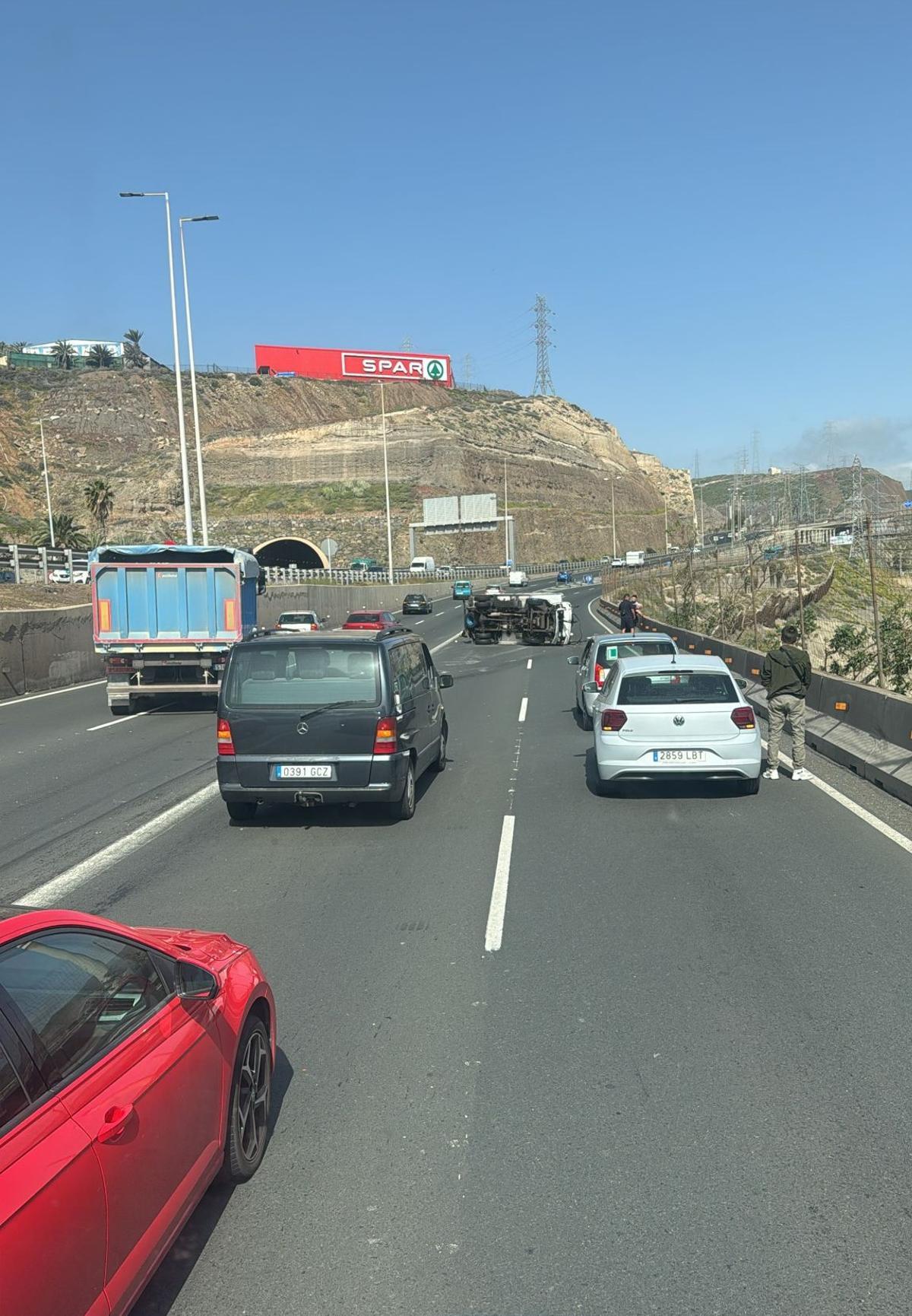 Retenciones en la GC 1 por el vuelco de un furgón cerca de la potabilizadora, en dirección a Las Palmas de Gran Canaria