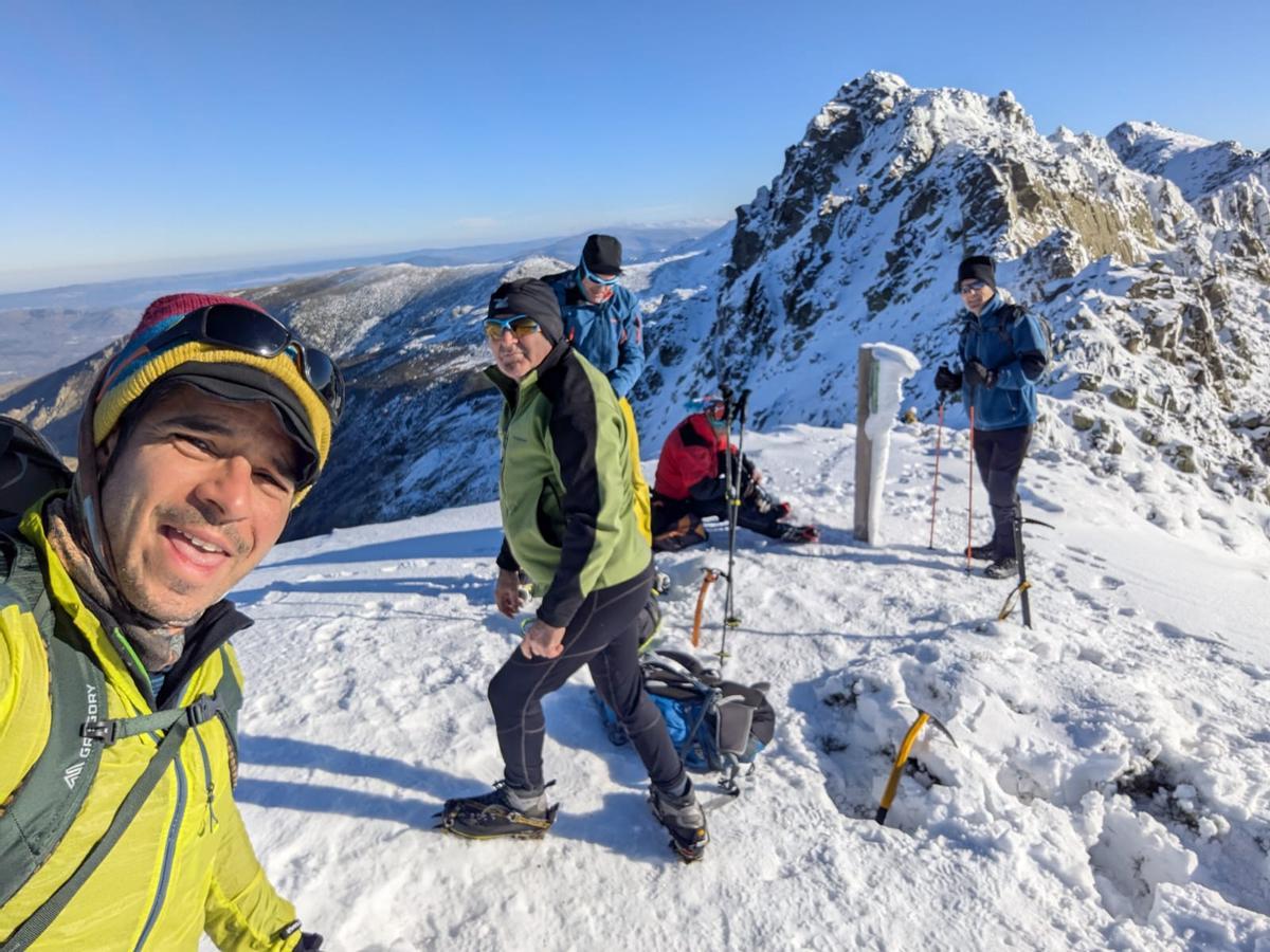El grupo de montaña ‘toca’ el cielo con Robe en la puesta de su belén