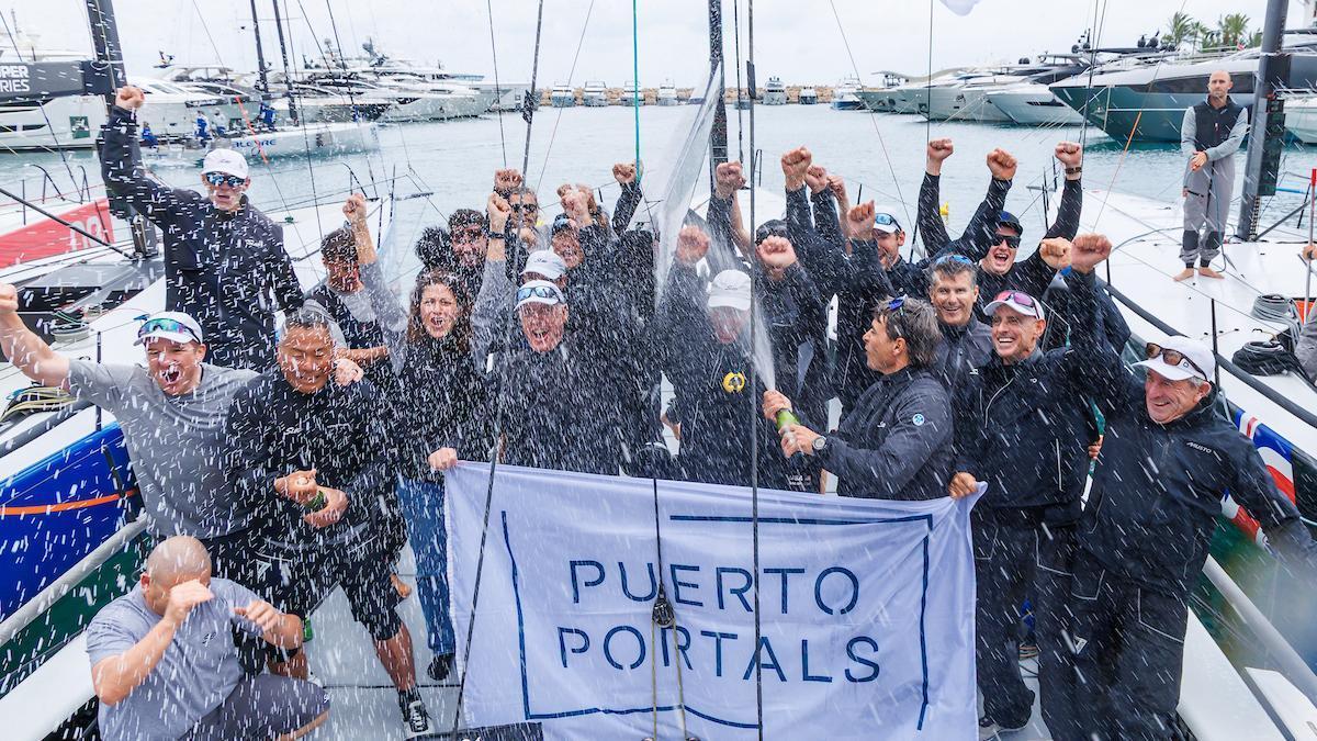 La tripulación del Sled celebra su triunfo en la Puerto Portals 52 Super Series Sailing Week