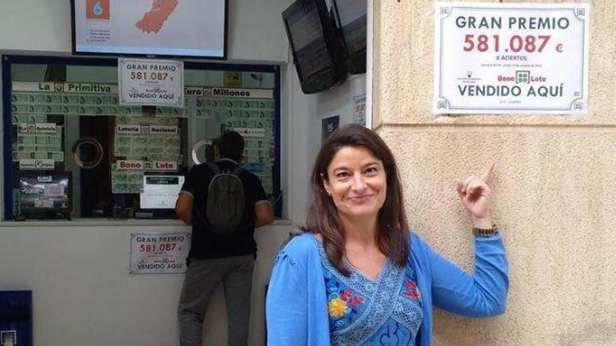 Alicia Vázquez, gerente de la administración de loterías nº 11 de Castelló, este viernes junto al anuncio del premio.