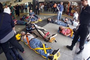 Un grup de ferits és atès després de l’impacte del comboi contra una de les andanes de l’estació terminal d’Once, al cor de la capital Argentina.
