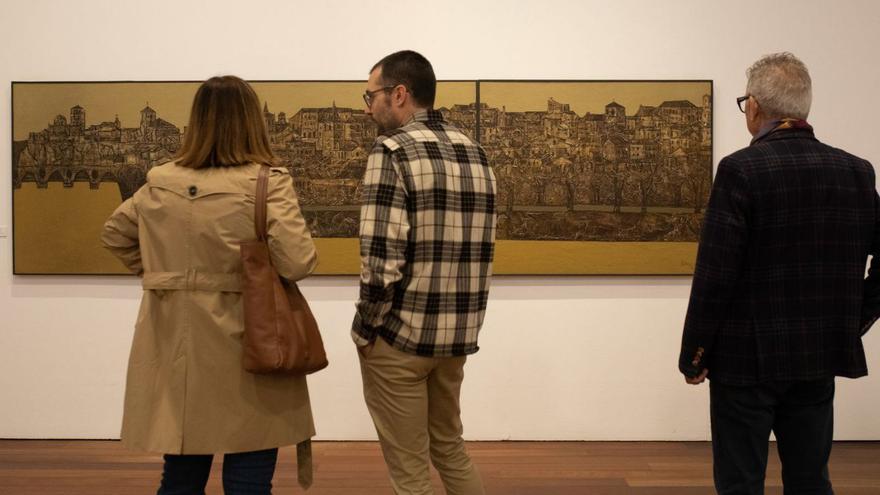 Público contempla una de las obras de Antonio Pedrero en el Museo de Zamora.