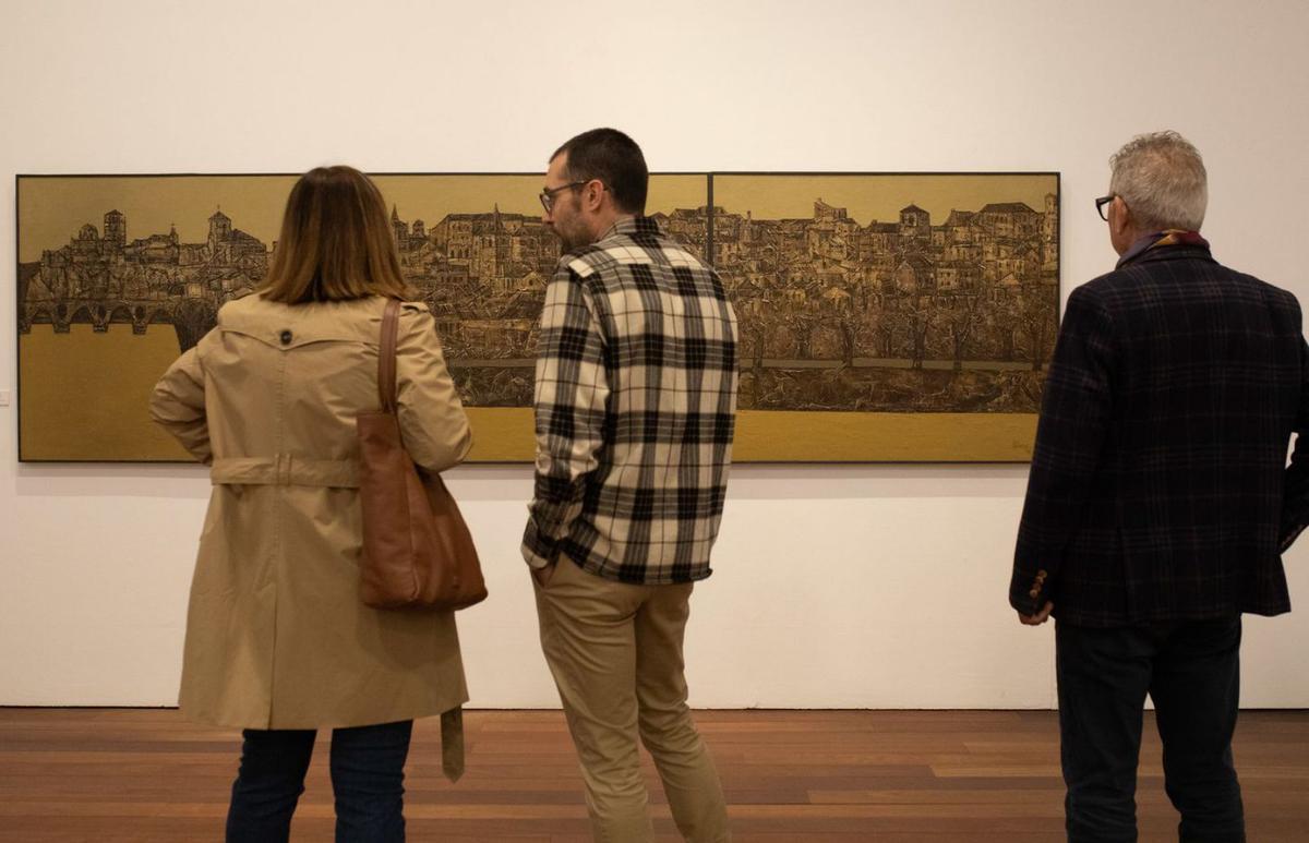 Público contempla una de las obras de Antonio Pedrero en el Museo de Zamora.