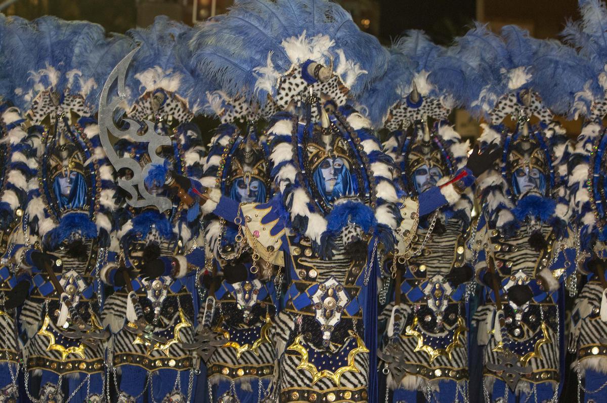 Los espectaculares trajes han dado vistosidad al desfile.