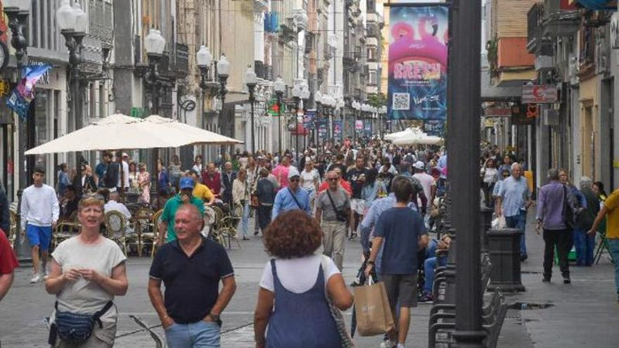Octavo robo en Triana en dos meses: tres hombres con un arma blanca asalta un comercio