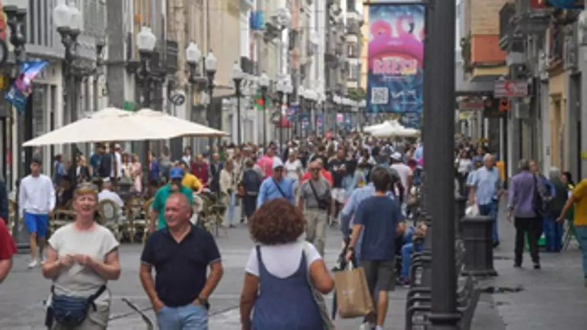 Octavo robo en Triana en dos meses: tres hombres con un arma blanca asalta un comercio